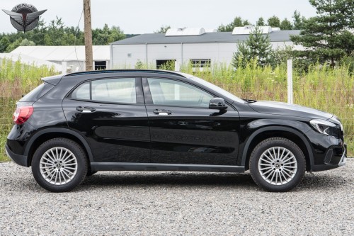 MERCEDES GLA X156 2013-2019 PODKŁADKI KLAMEK