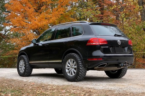 VW TOUAREG II 7P 2014-2018 PO LIFTINGU KAMERA COFANIA FULL HD DYNAMICZNE LINIE ZINTEGROWANA Z KLAMKĄ KLAPY TYLNEJ