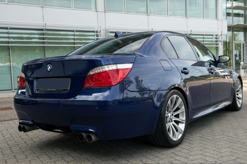 BMW SERIA 5 E60 E61 2003-2010 KAMERA COFANIA DYNAMICZNE LINIE KLAMKA KLAPY TYLNEJ
