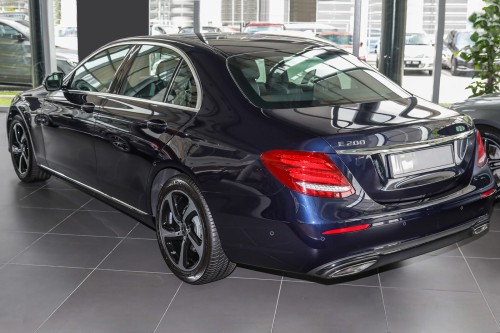 MERCEDES E-CLASS W213 2016-2020 PRZED LIFTINGIEM CHROMOWANA TYLNA LISTWA POSZYCIA PROGU LEWA A2138982900