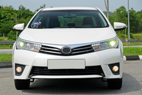 TOYOTA COROLLA XI E16 2013-2016 PRZED LIFTINGIEM ZDERZAK PRZEDNI Z DOLNĄ KRATKĄ ATRAPĄ 5211902E50