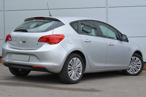 OPEL ASTRA J 2009-2015 KAMERA COFANIA FULL HD DYNAMICZNE LINIE ZINTEGROWANA Z LAMPĄ TABLICY