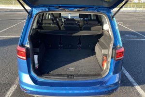 VOLKSWAGEN TOURAN II 5T 2015+ WERSJA 5-OS/ 7-OS ROLETA BAGAŻNIKA CZARNA  STA867871C