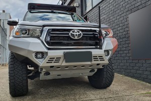 TOYOTA HILUX VIII AN120 2015-2020 ZDERZAK PRZEDNI STALOWY