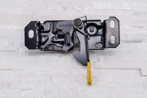  MERCEDES GLA X156 W156 2013-2019 ZAMEK ZACZEP RYGIEL MASKI DOLNY A2468800460