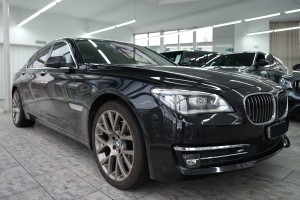 BMW SERIA 7 F02 2013-2015 PO FACELIFTINGU CHROMOWANA LISTWA PRZEDNIEGO ZDERZAKA PRAWA 51117295272