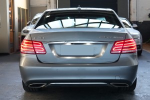 MERCEDES E-CLASS W212 2013-2016 PO FACELIFTINGU CHROMOWANA LISTWA TYLNEGO ZDERZAKA A2128854021