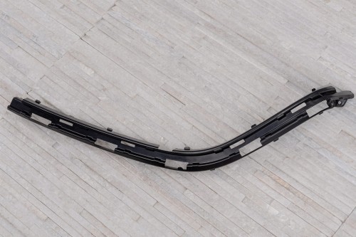 MAZDA 3 III BN 2016-2018 PO FACELIFTINGU WSPORNIK CHROMU GRILLA ATRAPY CHŁODNICY LEWY BAPJ50B41