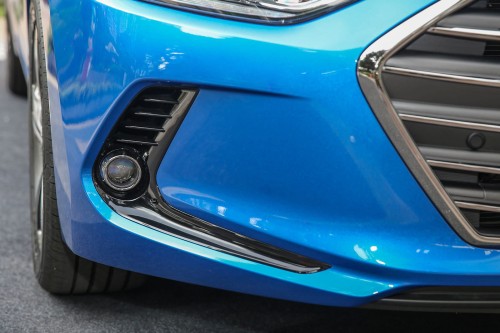 HYUNDAI ELANTRA VI AD 2015-2018 PRZED FACELIFTINGIEM KRATKA ZDERZAKA ZAŚLEPKA LAMPY PRZEDNIA PRAWA 86564F2300