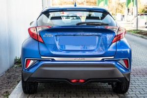 TOYOTA C-HR AX10 2016-2019 PRZED FACELIFTINGIEM DEKORACYJNA LISTWA TYLNEGO ZDERZAKA