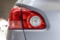NISSAN QASHQAI I J10 2007-2010 PRZED FACELIFTINGIEM LAMPA TYLNA W KLAPĘ LEWA 26555JD800