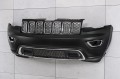 JEEP GRAND CHEROKEE IV WK2 2017-2021 PO DRUGIM FACELIFTINGU KOMPLETNY ZDERZAK PRZEDNI BEZ PDC BEZ SPRYSKIWACZY Z CHROMOWANYM GRILLEM 68333498AA