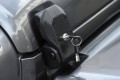 JEEP WRANGLER JL 2018+ ZAMKNIĘCIE BOCZNE MASKI NA KLUCZYK 68240952AD