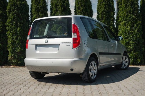SKODA ROOMSTER 2006-2015 KAMERA COFANIA FULL HD DYNAMICZNE LINIE ZINTEGROWANA Z KLAMKĄ KLAPY TYLNEJ