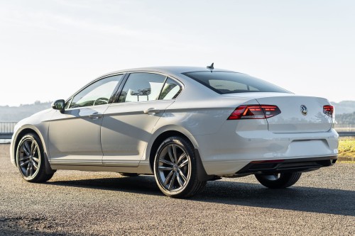 VOLKSWAGEN PASSAT B8 3G 2014-2022 KAMERA COFANIA FULL HD DYNAMICZNE LINIE ZINTEGROWANA Z KLAMKĄ KLAPY TYLNEJ