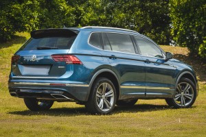 VW TIGUAN II AD1 2016-2024 KAMERA COFANIA FULL HD DYNAMICZNE LINIE ZINTEGROWANA Z KLAMKĄ KLAPY TYLNEJ