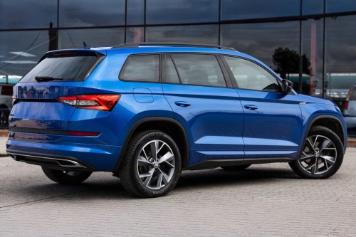 SKODA KODIAQ I NS7 2016-2021 PRZED FACELIFTINGIEM KAMERA COFANIA FULL HD DYNAMICZNE LINIE ZINTEGROWANA Z KLAMKĄ KLAPY TYLNEJ