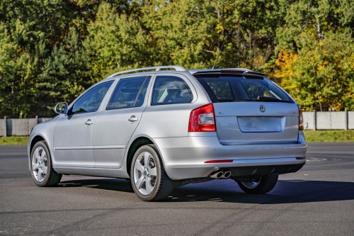SKODA OCTAVIA II KOMBI 2007-2012 KAMERA COFANIA FULL HD DYNAMICZNE LINIE ZINTEGROWANA Z KLAMKĄ KLAPY TYLNEJ