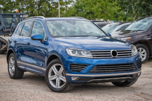 VOLKSWAGEN TOUAREG II 7P 2014-2018 PO FACELIFTINGU RAMKA PRZEDNIEJ LAMPY PRZECIWMGIELNEJ PRAWA 7P6807490H