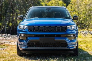 JEEP COMPASS II MP 2020-2026 PO FACELIFTINGU MOCOWANIE PRZEDNIEJ TABLICY REJESTRACYJNEJ 