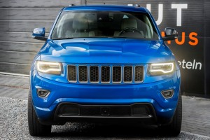 JEEP GRAND CHEROKEE IV WK2 2014-2017 PO PIERWSZYM LIFTINGU CZARNA RAMKA DOLNEJ KRATKI ZDERZAKA LAKIEROWANA NA CZARNY POŁYSK 68143070AD 