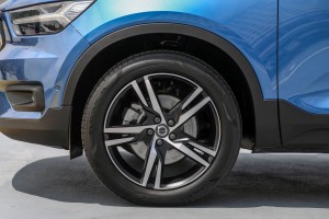 VOLVO XC40 2017+ LISTWA PRZEDNIEGO BŁOTNIKA LEWA 31448324 