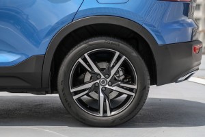 VOLVO XC40 2017+ LISTWA TYLNEGO BŁOTNIKA LEWA 31448328 