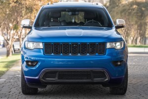 JEEP GRAND CHEROKEE IV WK2 2017-2021 PO DRUGIM FACELIFTINGU KOMPLETNY ZDERZAK PRZEDNI BEZ PDC BEZ SPRYSKIWACZY Z CZARNYM GRILLEM 6EB83TZZAA