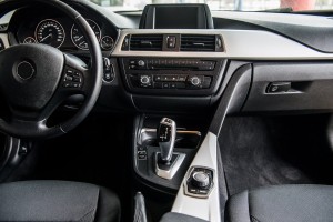 BMW SERIA 3 F30 2013-2018 OZDOBNA RAMKA PRZEŁĄCZNIKÓW NA KONSOLI
