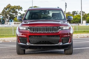 JEEP GRAND CHEROKEE V WL 2021+ SUMMIT / LIMITED / LAREDO KOMPLETNY ZDERZAK PRZEDNI POD KAMERĘ i SPRYSKIWACZE 68538440AA